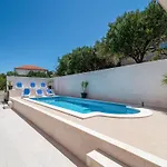 Mornar-4 By Interhome تروغير